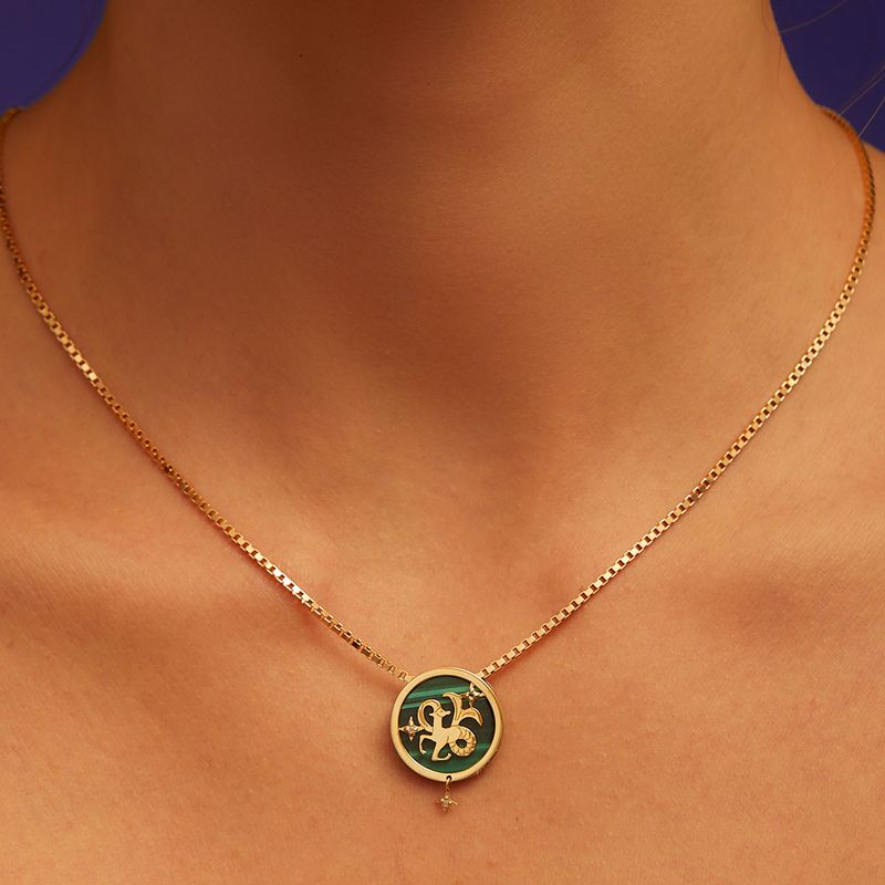 pendente-em-ouro-amarelo-com-malaquita-e-diamantes-dryzun-095668-m2