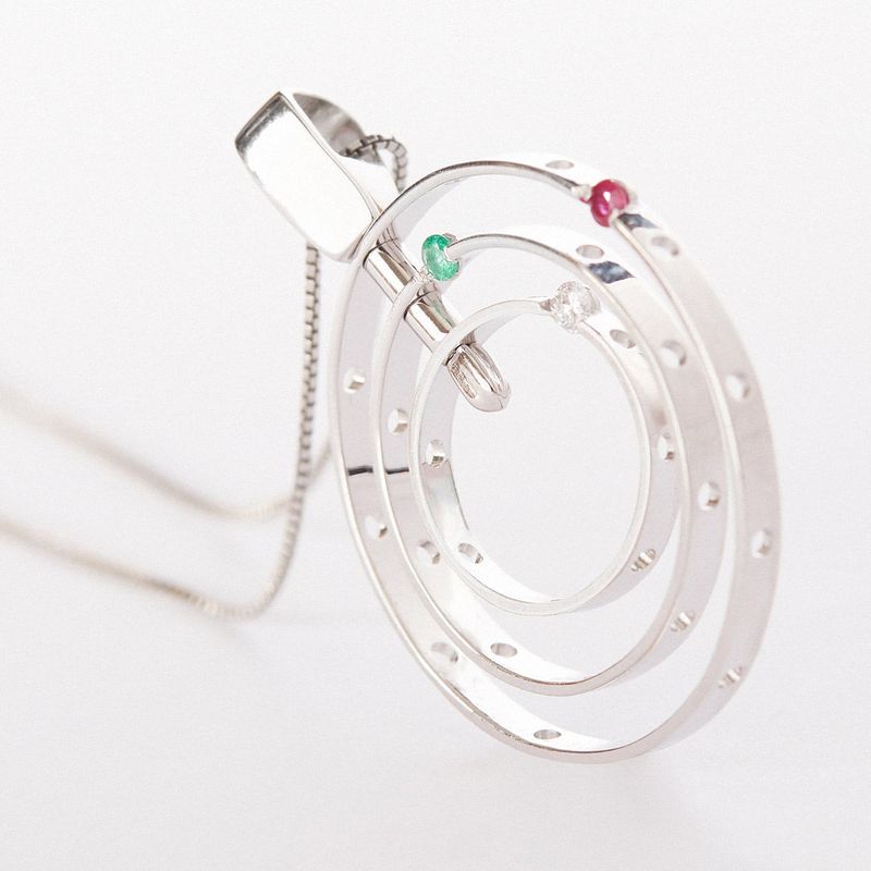 pingente-ouro-branco-diamante-esmeralda-rubi-dna-astral-092889-02