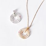pingente-ouro-branco-diamante-esmeralda-rubi-dna-astral-092889-03