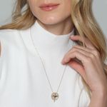pendente-blessings-divino-espirito-santo-em-ouro-amarelo-madreperola-e-diamante-dryzun-095834-m4