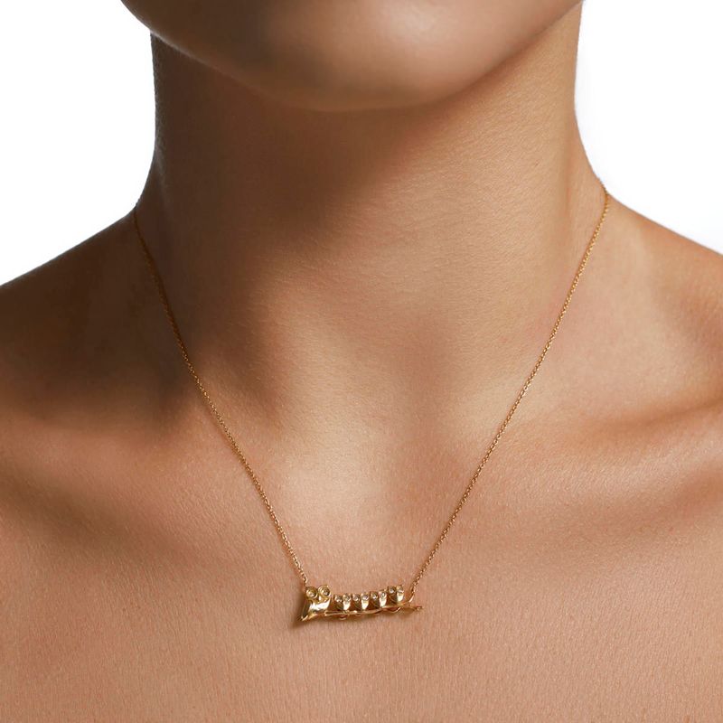colar-em-ouro-amarelo-e-diamantes---mamae-coruja-e-filhinhos-088779-modelo-01