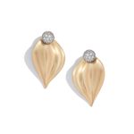 brinco-em-ouro-amarelo-e-branco-e-diamantes---bem-me-quer-097334-01