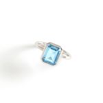 Anel em ouro branco e top zio azul - Emerald Cut 0