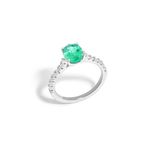 anel em ouro branco com esmeralda e diamantes - classic-086344-01