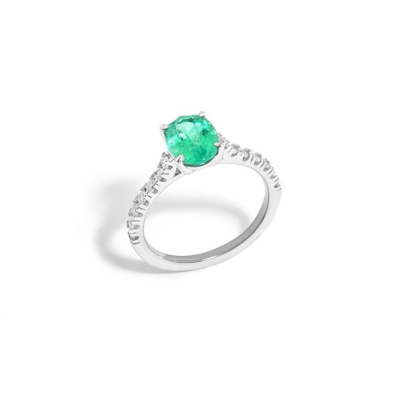 anel em ouro branco com esmeralda e diamantes - classic-086344-01