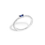 anel em ouro branco com safira azul e diamantes - baguette-084686-01